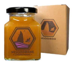 ノルウェーの山で採れたトゥルーリンヘザーハニーを四角い瓶に詰め、環境に優しい段ボールに入れてお届けします。